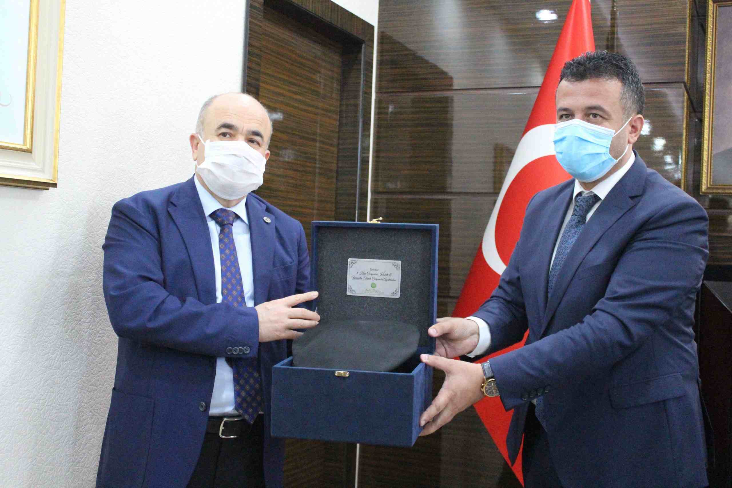 Vali Dağlı’ya Yumurta Topuk Ayakkabı ve 8 Köşe Kasket