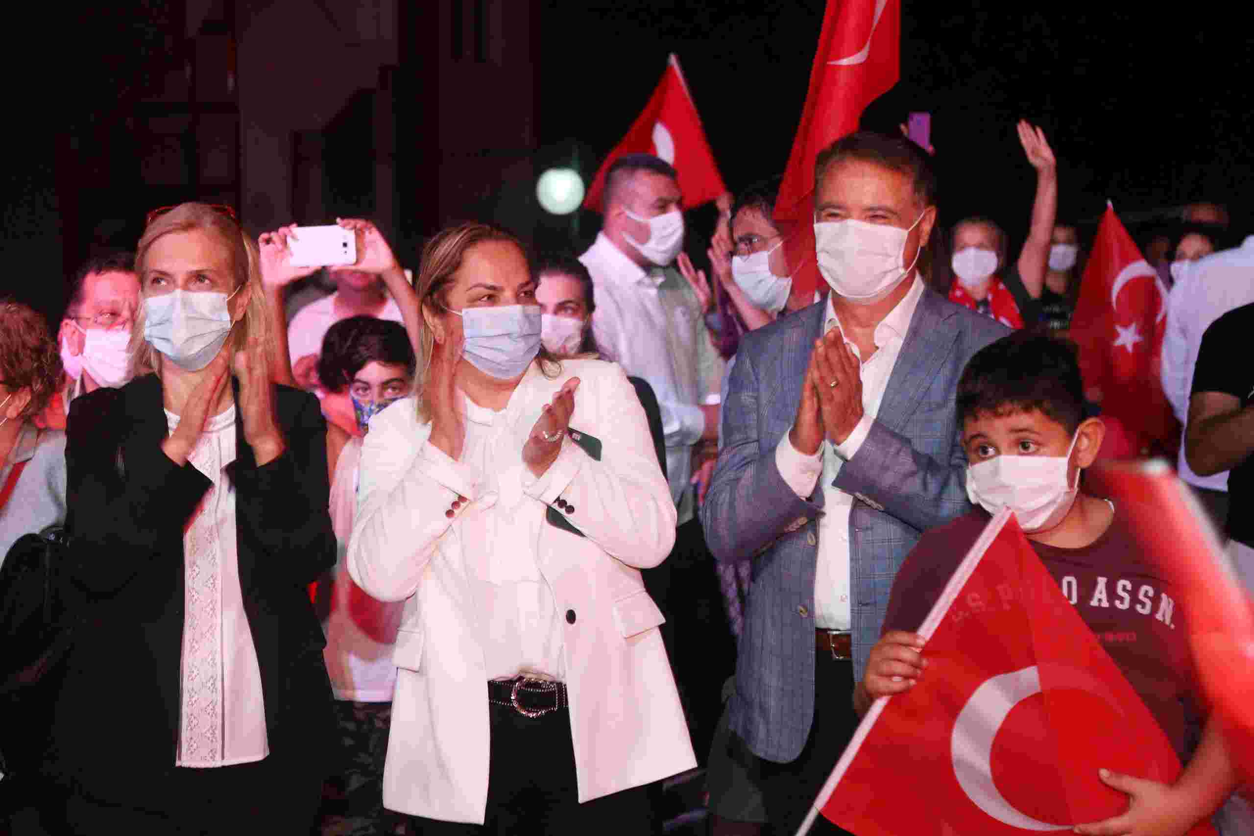 Atakum 30 Ağustos’ta Kırmızı-Beyaza Büründü