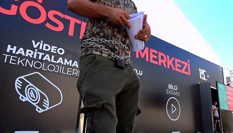Kahraman Kurye ‘Adalet’ İstedi, Kendini Zincire Vurdu