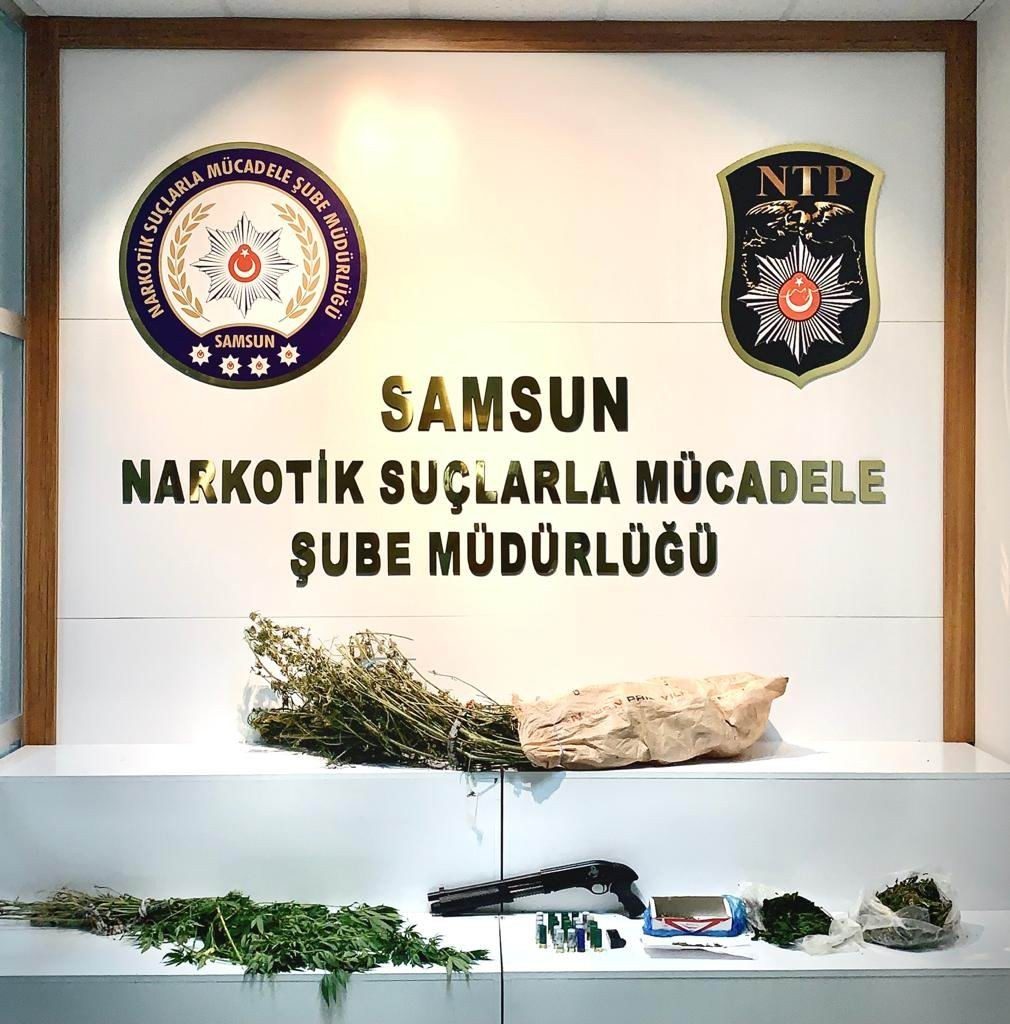 Evi Esrar Yuvası Çıktı!