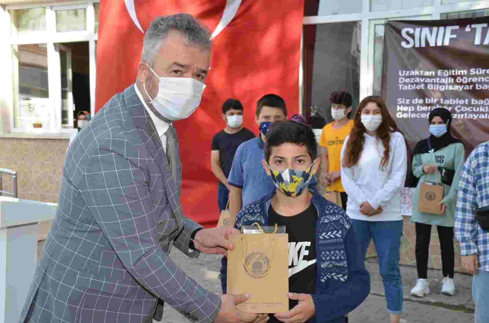 19 Mayıs'ta 300 Öğrenciye Tablet