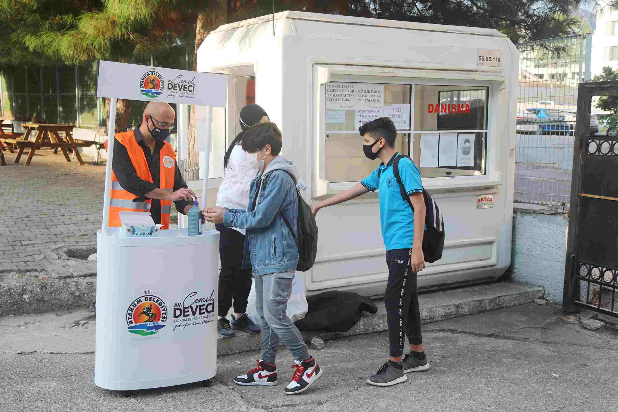 Atakum’da Yüz Yüze Eğitime Başlayan Öğrencilere Maske Ve Dezenfektan