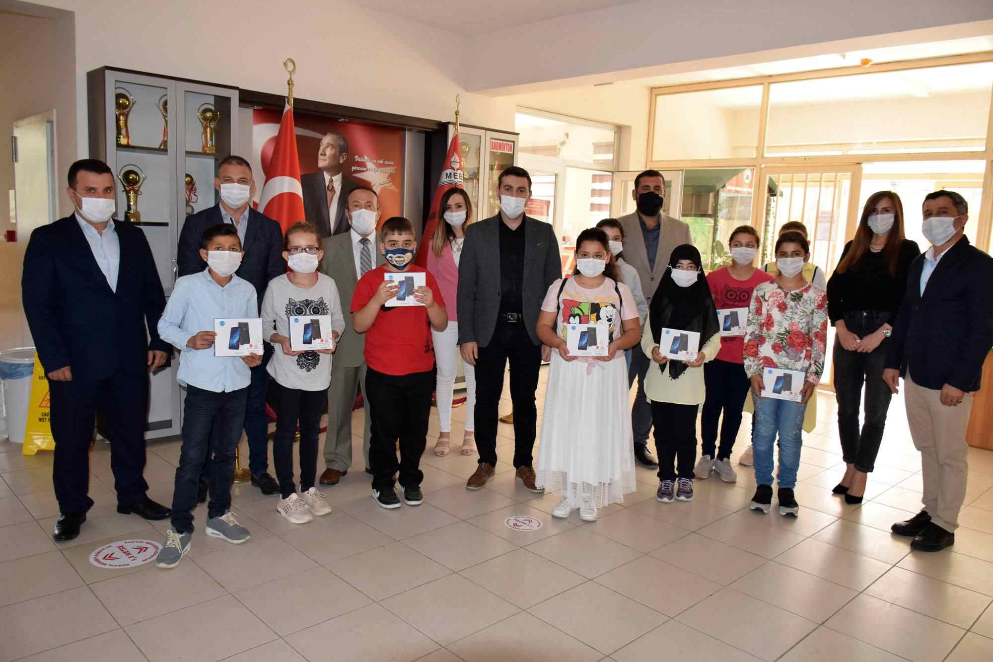 Ayvacık'ta 130 Öğrenciye Tablet