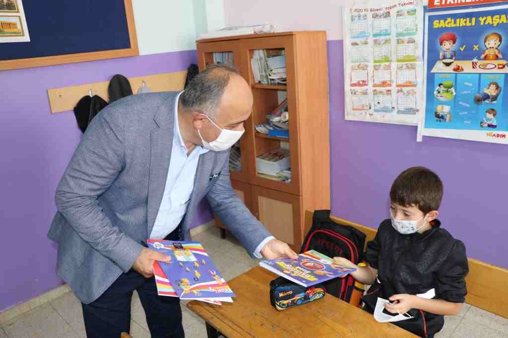 Gönüllü Gençler Köy Okulunu Boyadı