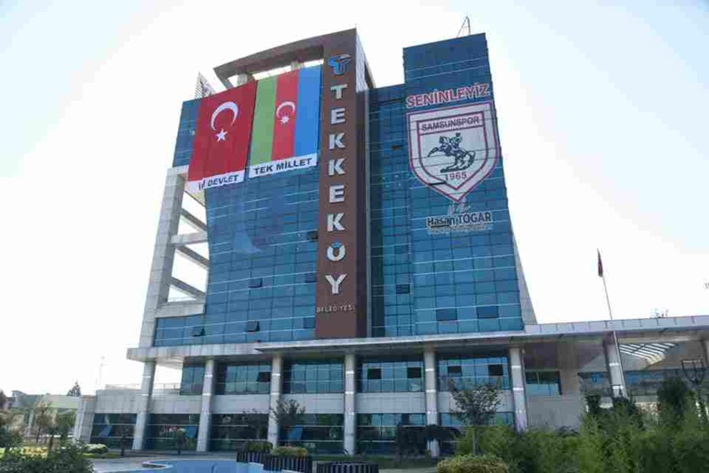 Tekkeköy'de Dev Bayraklar Asıldı