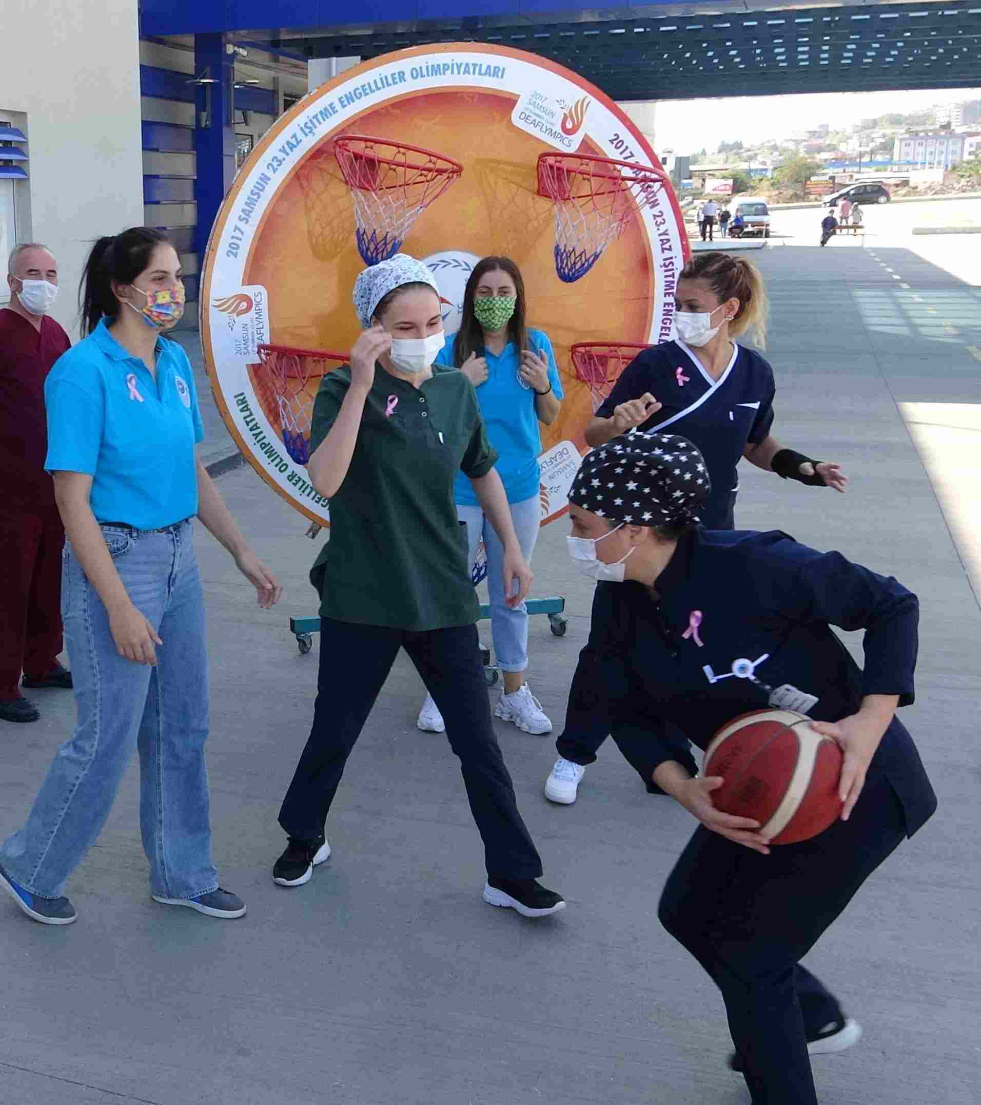 Sağlıkçılar Basket Atarak Meme Kanseri İçin Farkındalık Oluşturdu