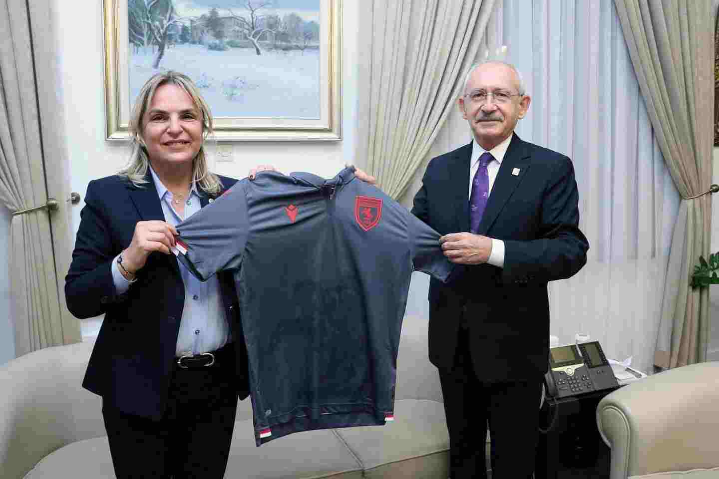 CHP Lideri Kılıçdaroğlu'na Atatürklü Forma