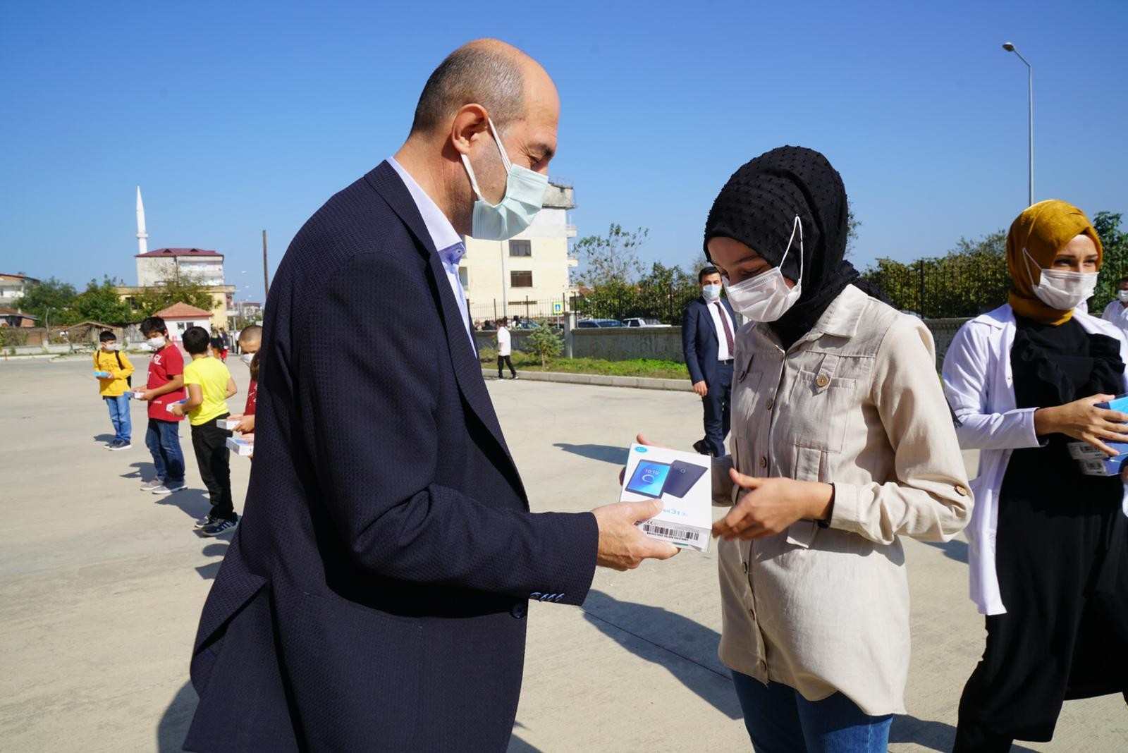 Terme’de 200 Öğrenciye Tablet