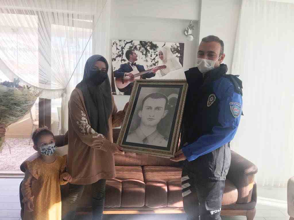 Şehit Polis Arslan'ın Öğretmen Eşine Anlamlı Hediye