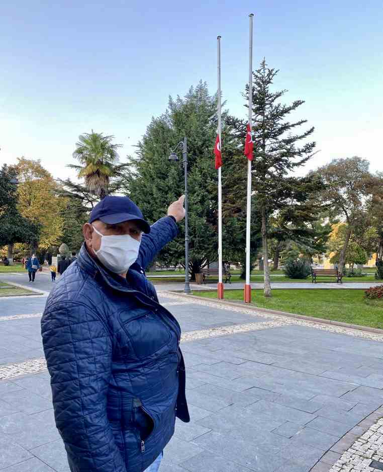 Onur Anıtı'nda Bayrak Yarıya İndirildi, Öyle Kaldı