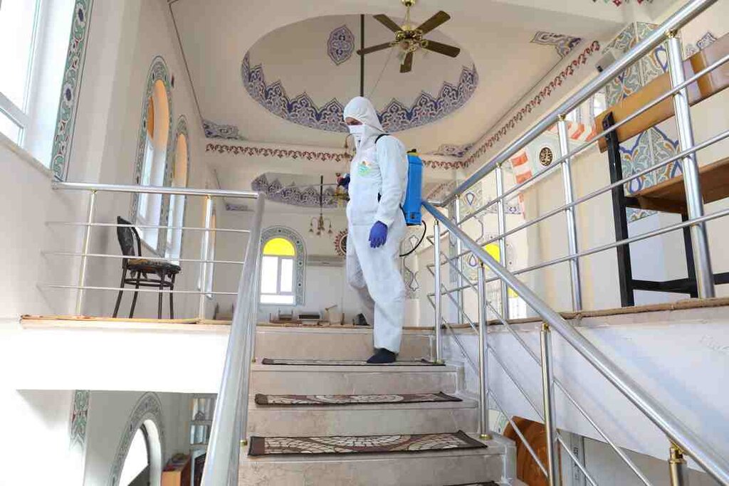 Vatandaşlar Evlerinde Ekipler Virüs Temizliğinde