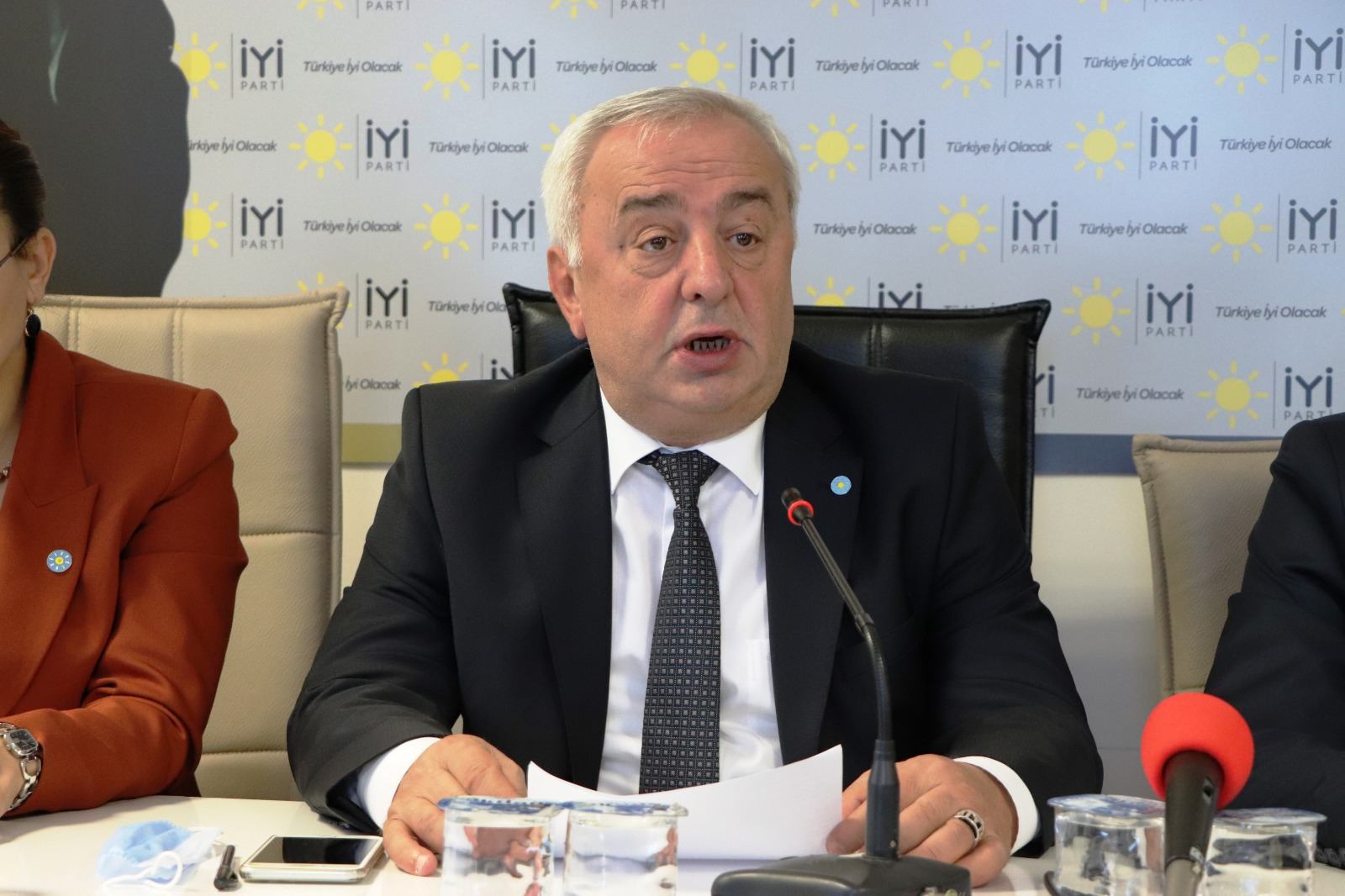 Ata'mızın Huzuruna Ayak Sürerek Gelmeyin