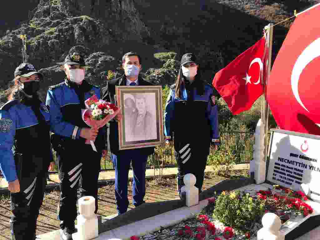 Şehit Öğretmen Yılmaz Kabri Başında Anıldı