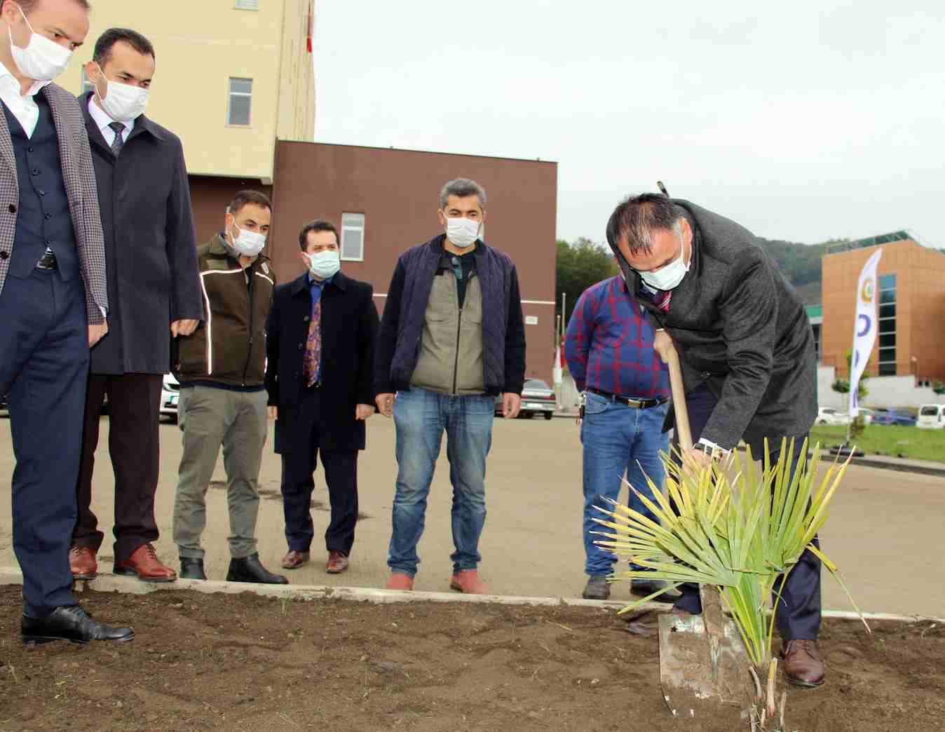 Salıpazarı'nda Fidanlar Toprakla Buluştu