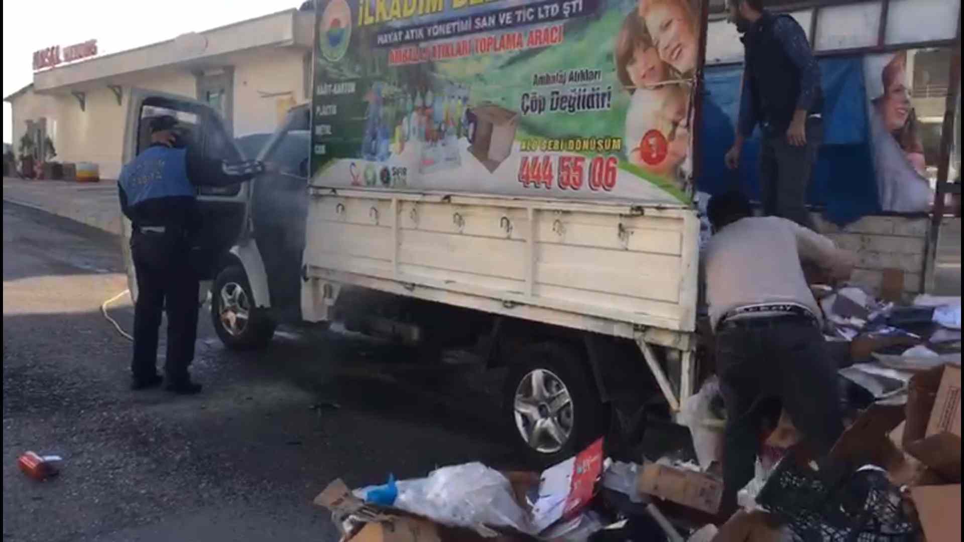 Alevlere Teslim Olan Geri Dönüşüm Toplama Aracını Zabıta Ekipleri Müdahale Etti