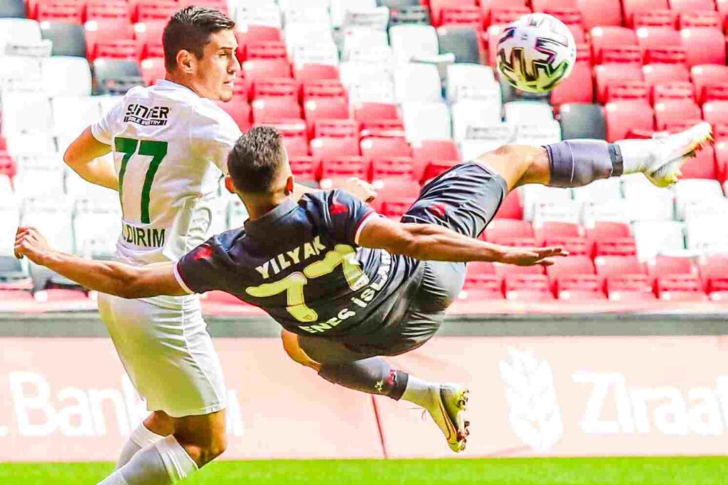Samsunspor'da Genç Oyuncu Enes Ayrıldı