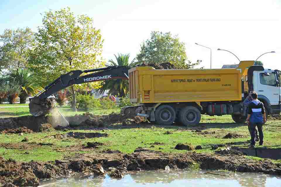 Çocuk Parkındaki Beton Kütleye Tepki Yağdı