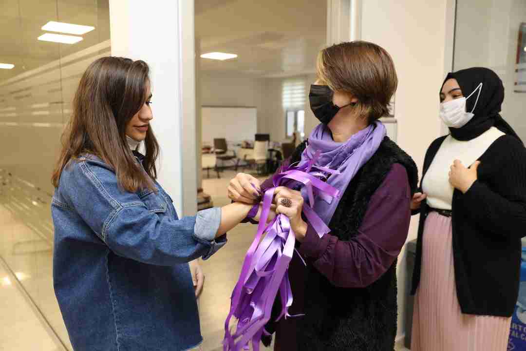 İlkadımlı bayanlar 'mor kurdele' taktı