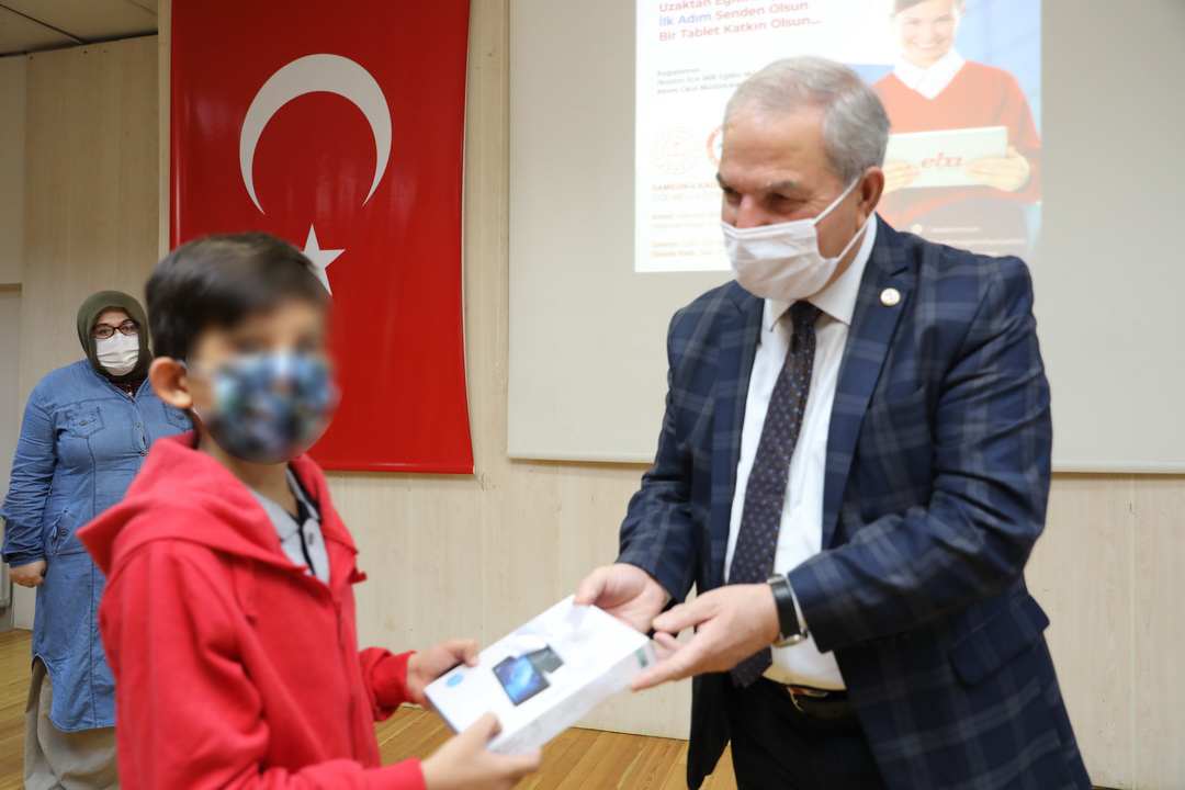 İlkadım’dan Sınıf Tam Öğretmenim Projesi’ne 100 Tablet Desteği