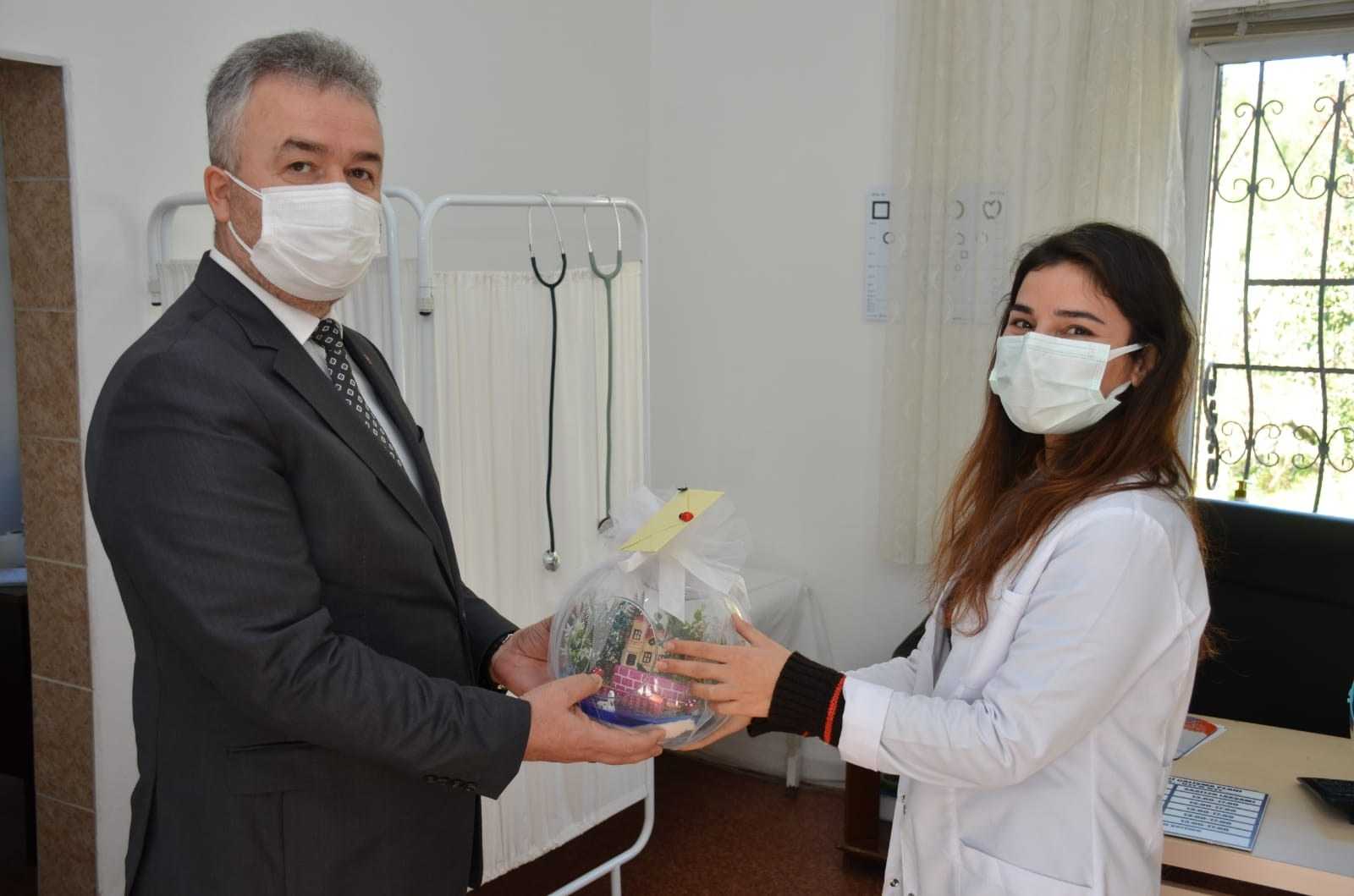 19 Mayıs'ta Sağlık Çalışanlarına Çiçekli Teşekkür