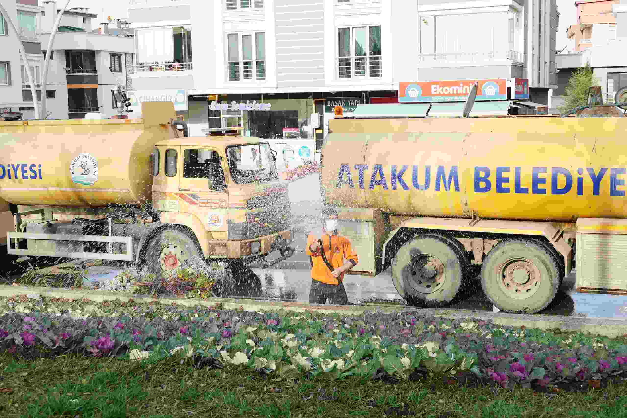 Atakum’da Parklara Bakım Yapıldı, Rengarenk Bitkiler Dikildi