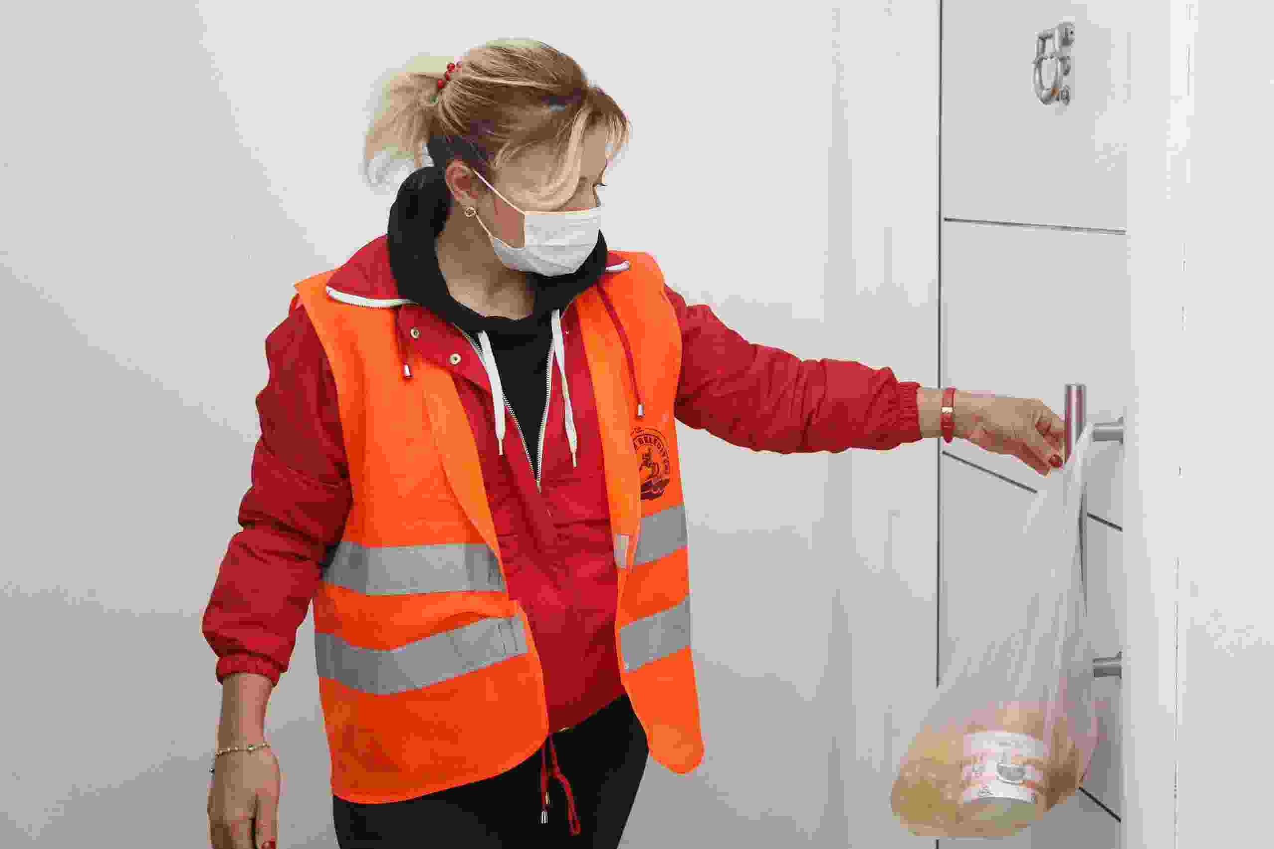 Karantinadaki 1529 kişiye sıcak yemek
