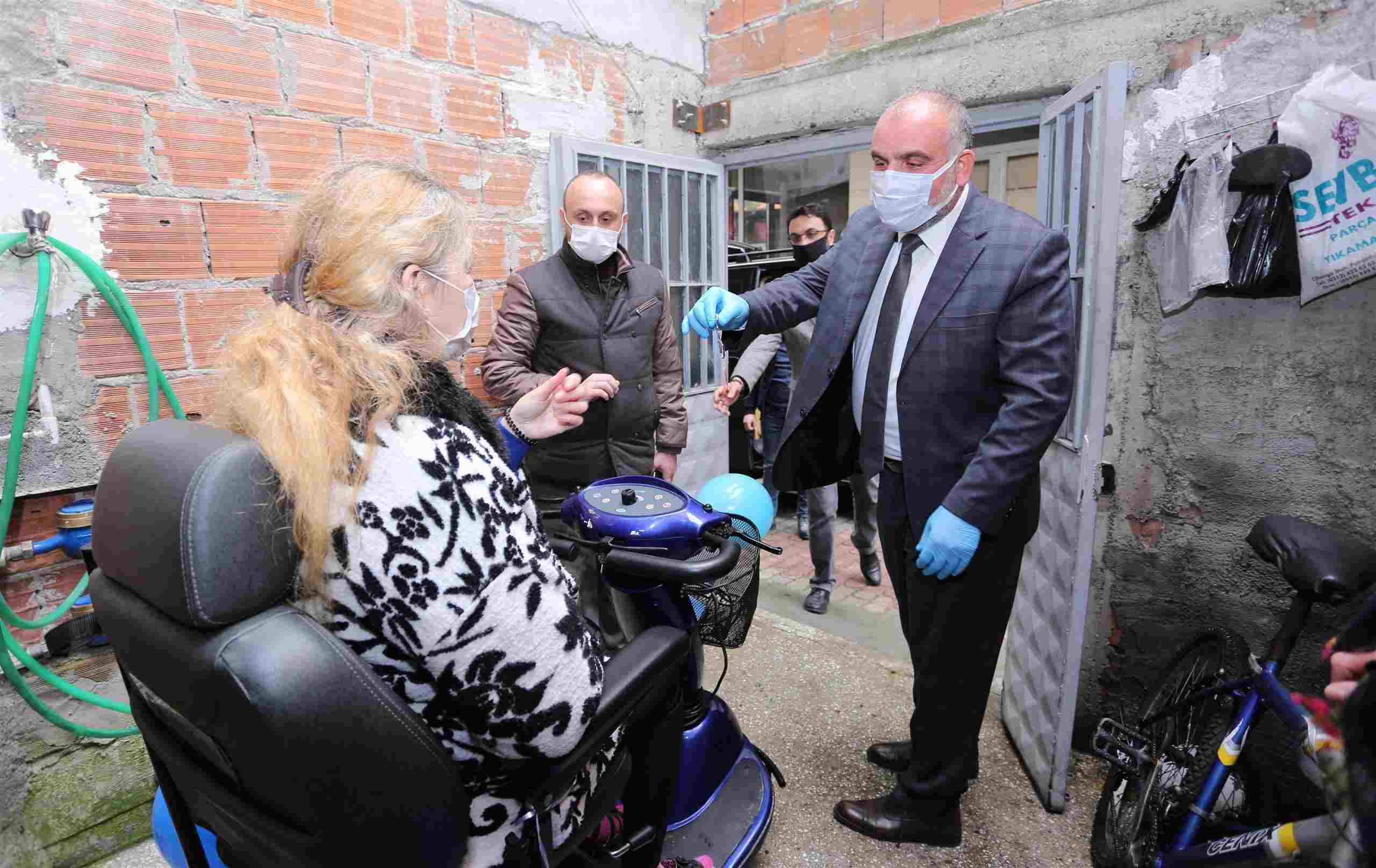 Canik'ten 50 engelli vatandaşa 'akülü araba'
