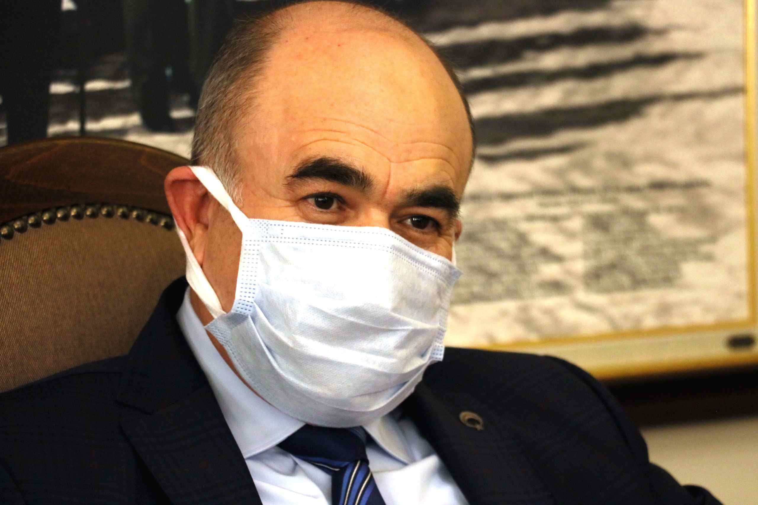 Vali Dağlı Çift Maske Takmaya Başladı