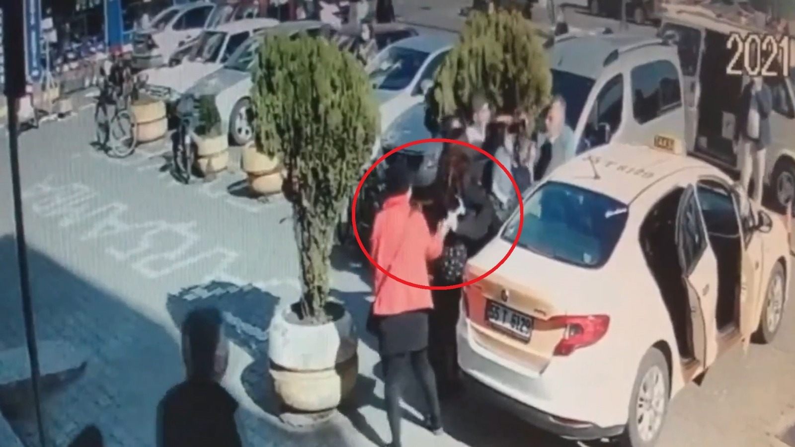 Akraba Kavgasında Kadınlar Adamı Dövdü