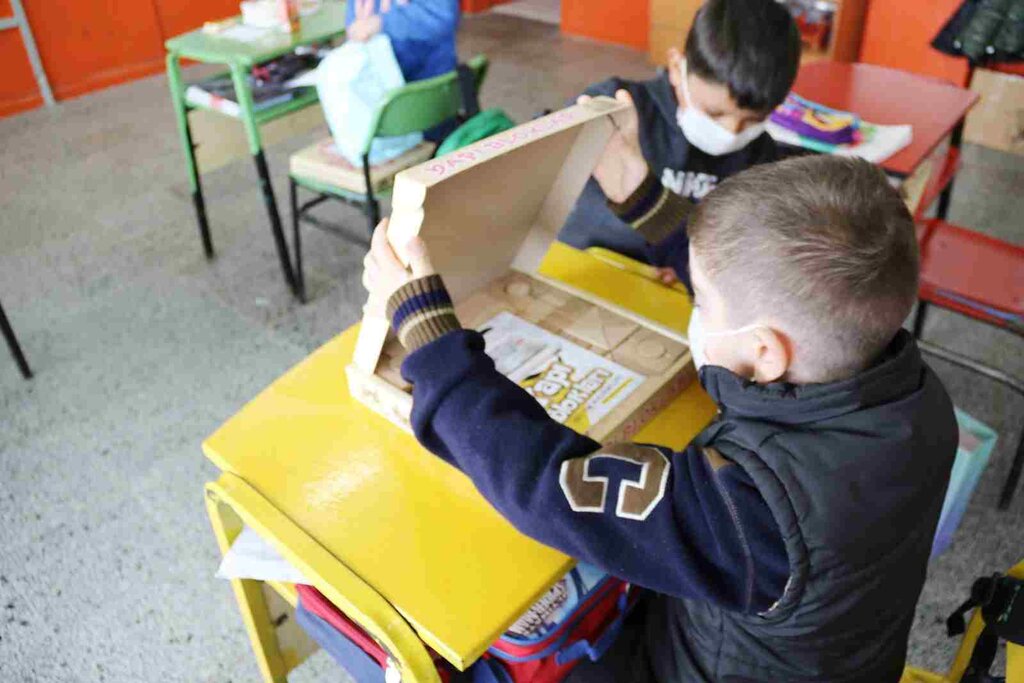 Atakum'da Yüzlerce Minik Öğrenciye Hediye