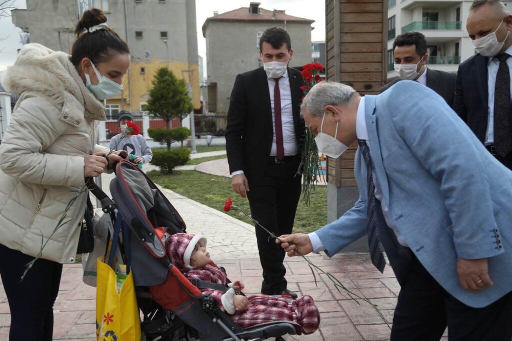 İlkadımlı Kadınlara Karanfil