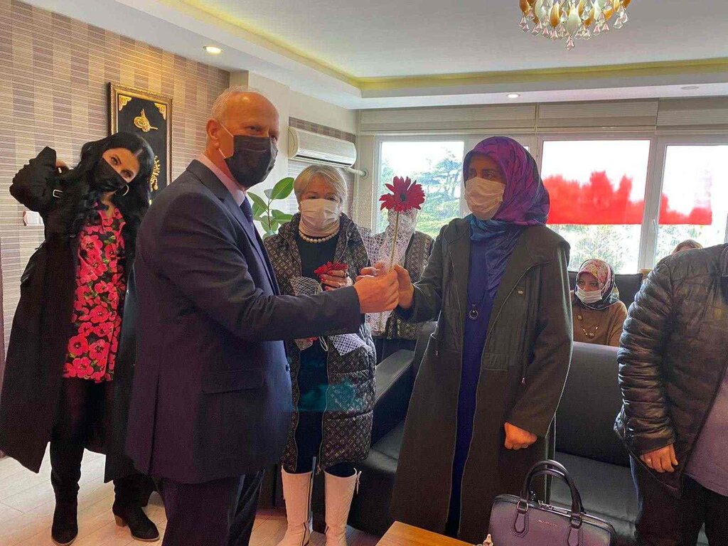 MHP'li Karapıçak'tan Kadınlara Karanfil