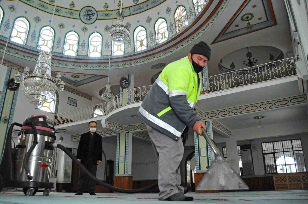 Canik’teki Camilerde Ramazan Temizliği