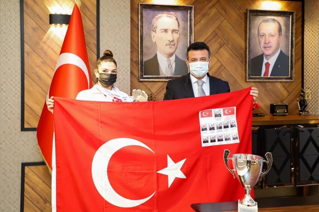 Avrupa Şampiyonu Esra’ya Hediye