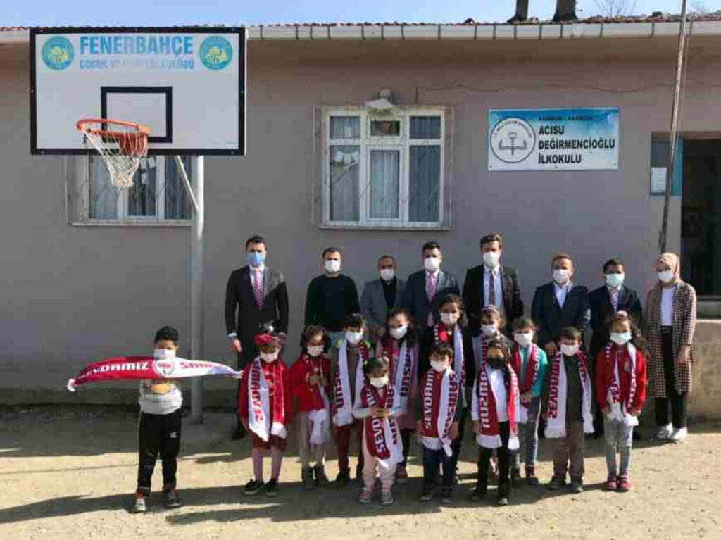 Asarcık’ta Miniklere Hediyeler Götürüldü