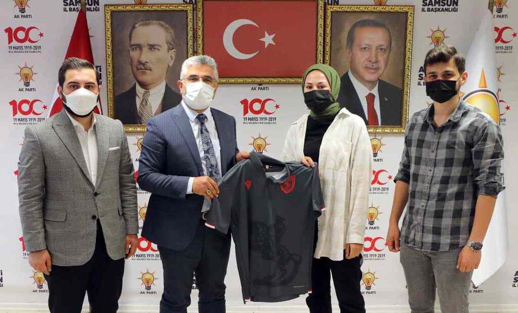 AK Partili Aksu'dan Samsunspor Forması Hediye