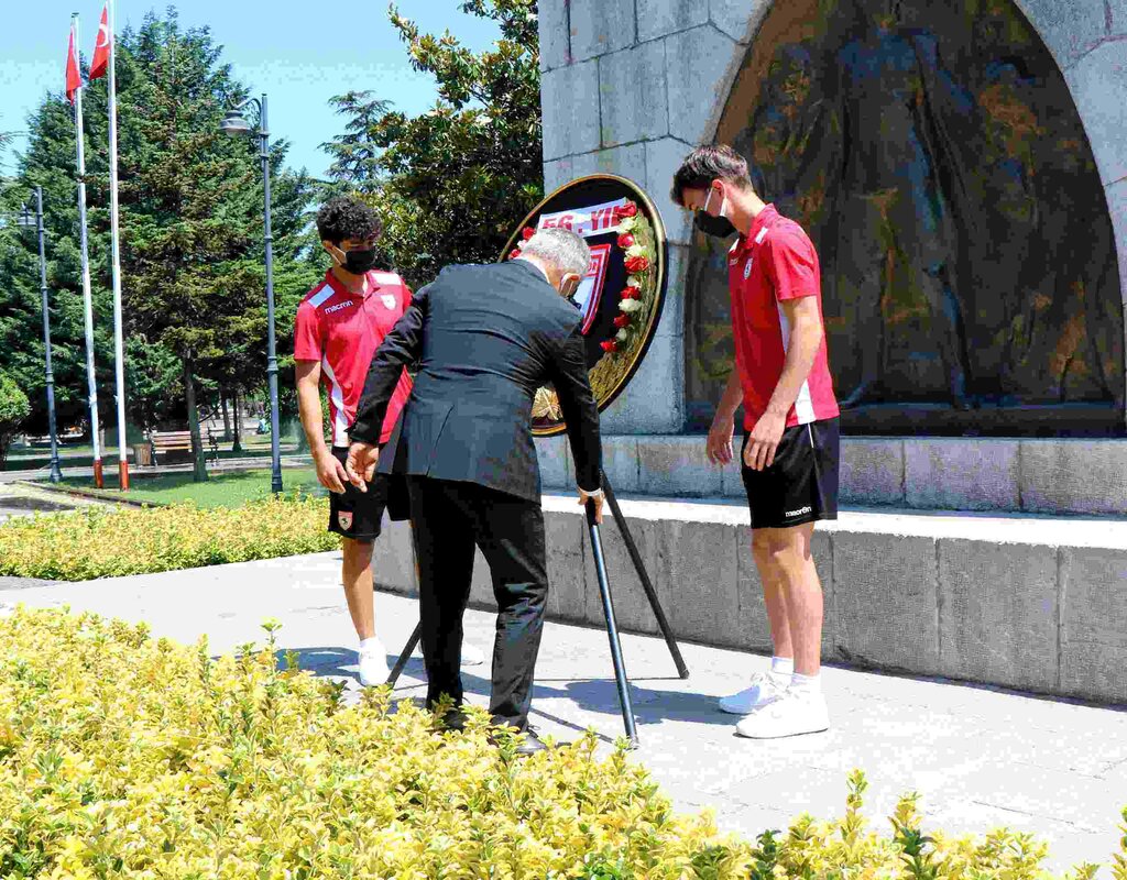 Ata'ya Çelenk Bırakıldı