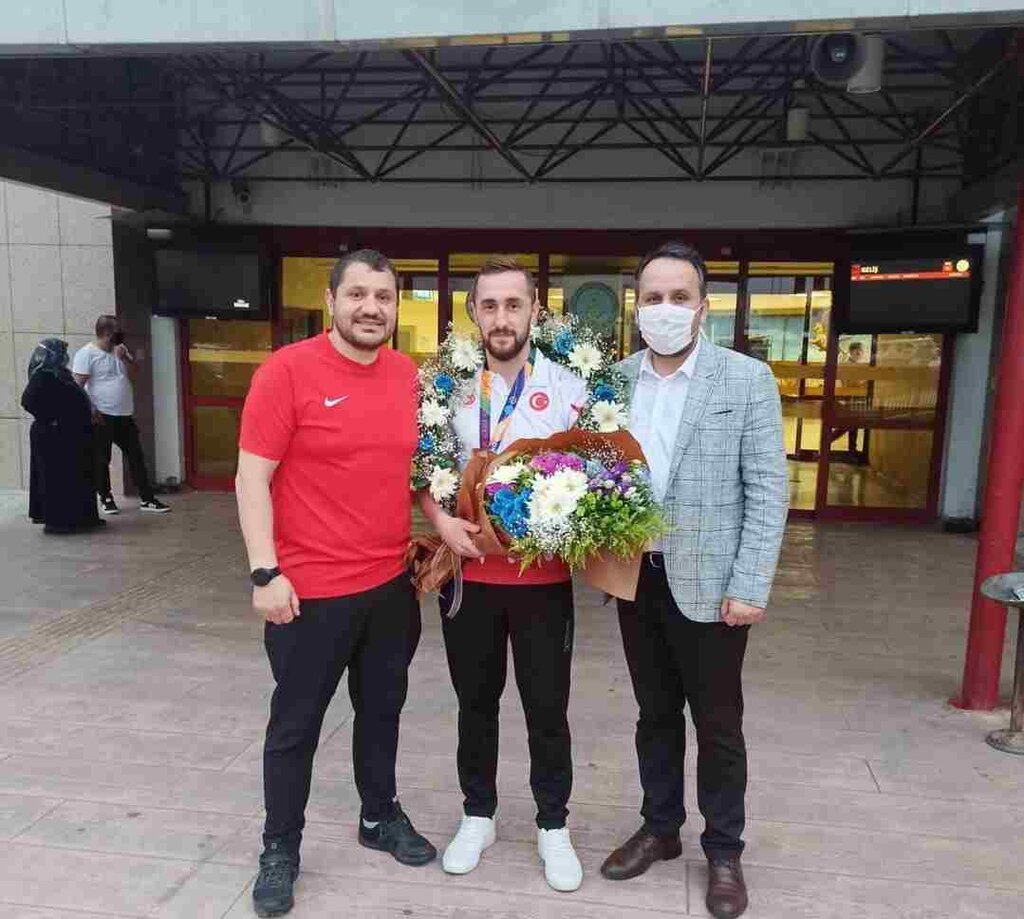 Şampiyon Sporcu Altuğ Demir'e Coşkulu Karşılama