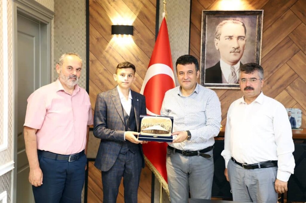 Çarşambalı Türkiye Birincisi Öğrenciye Hediye