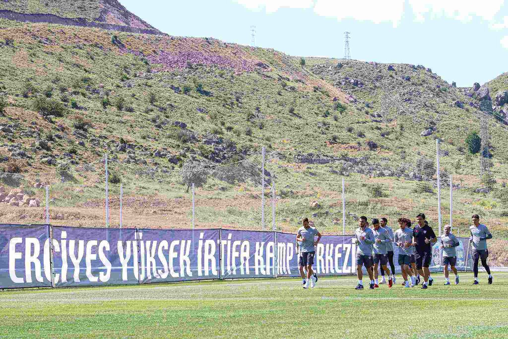 Mehmet Hoca Kamp Yerine Bayıldı