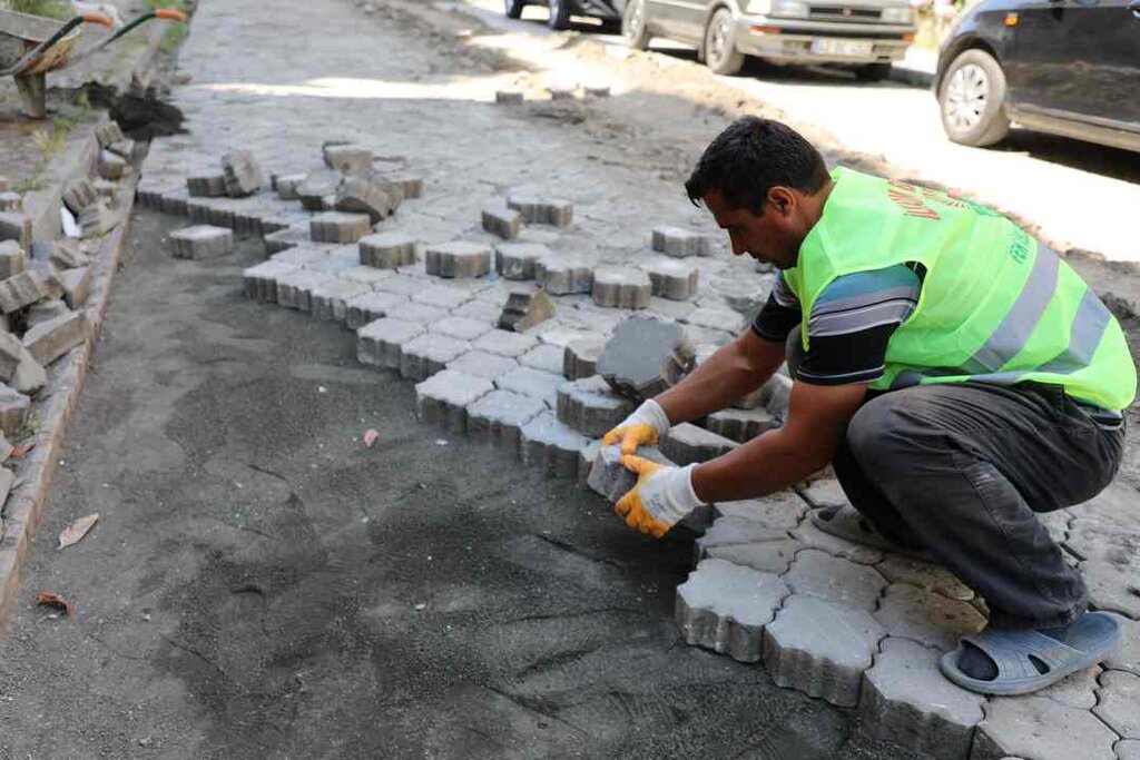 İlkadım’da Kilit Parke Taşlar Onarılıyor