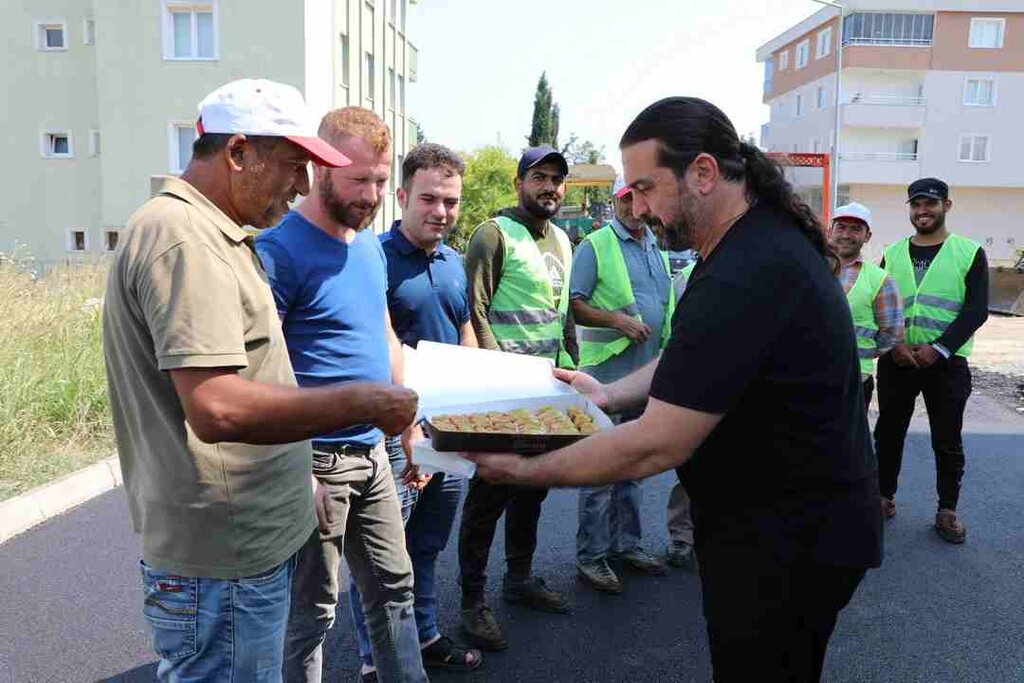 İlkadım Asfaltlama Ekibine Tatlı