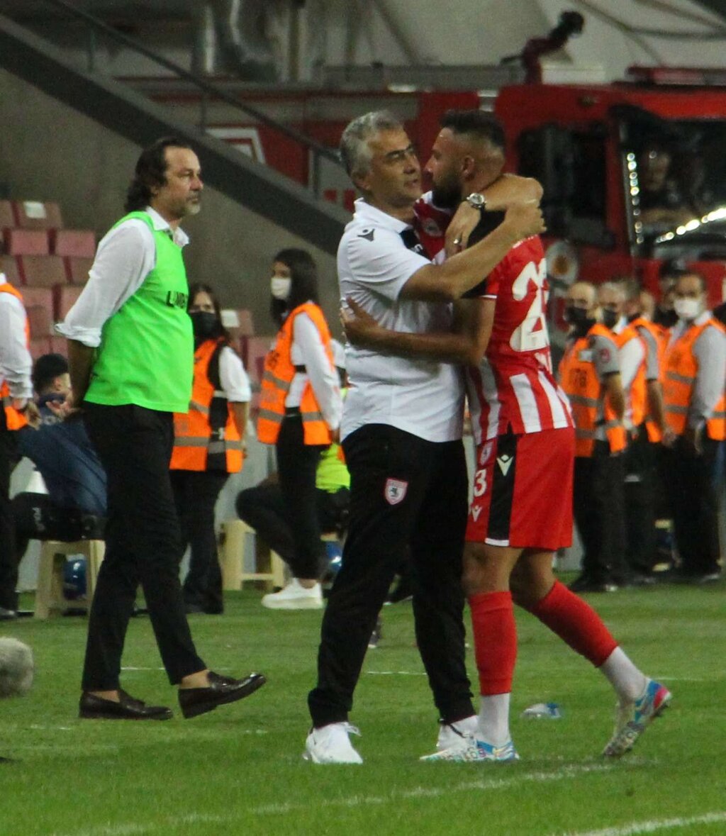 Tribünler Kaptanı Alkışladı