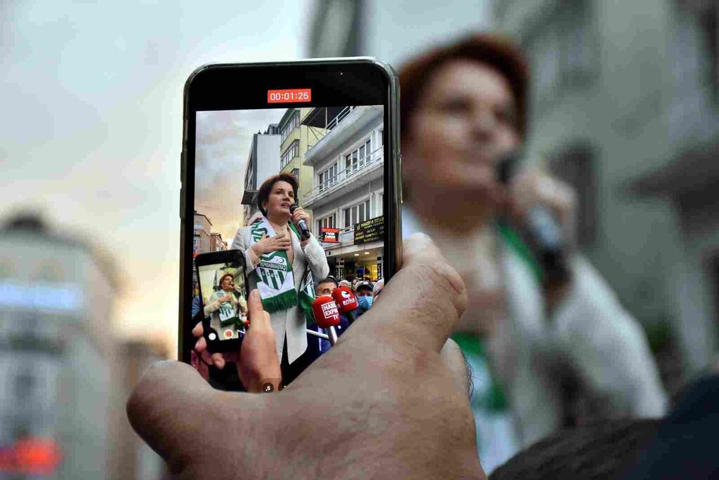 İYİ Parti Genel Başkanı Akşener Çarşamba'da Esnafı Ziyaret Etti