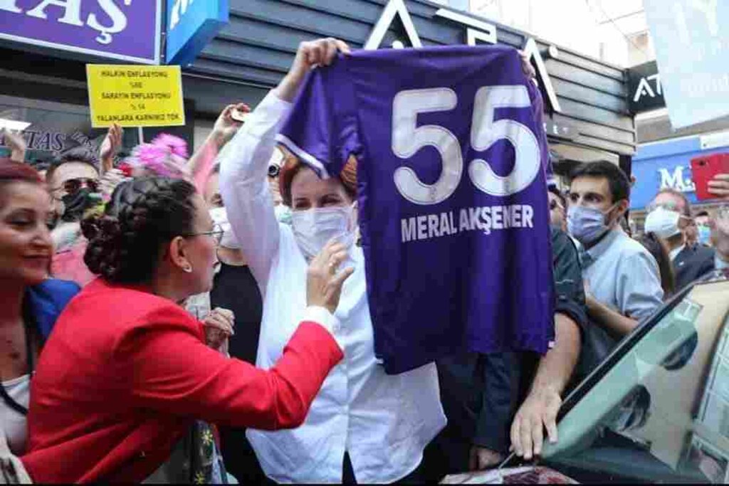 Meral Akşener'e Mor Forma