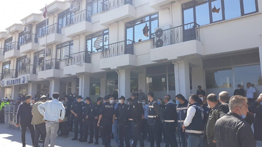 Vezirköprü'de Halk Ayaklandı Belediyeyi Bastı