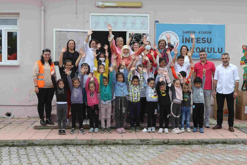 Minik Öğrencilere Kuaför Sürprizi