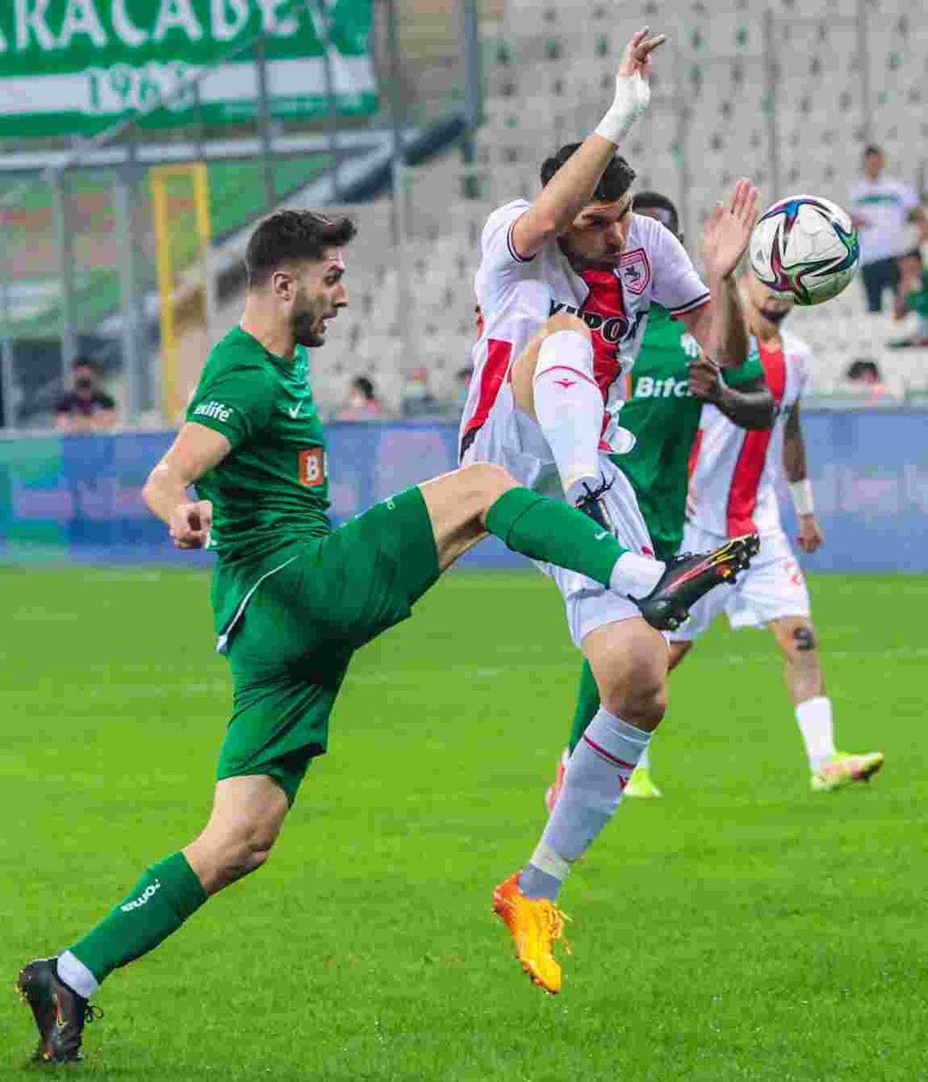 Bursa-Samsun Maçında Kartlar Havada Uçuştu