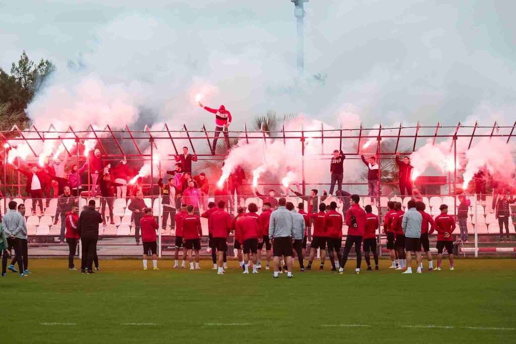 Samsunspor Şimşekler Taraftar Grubu'ndan Meşaleli Moral Ziyareti