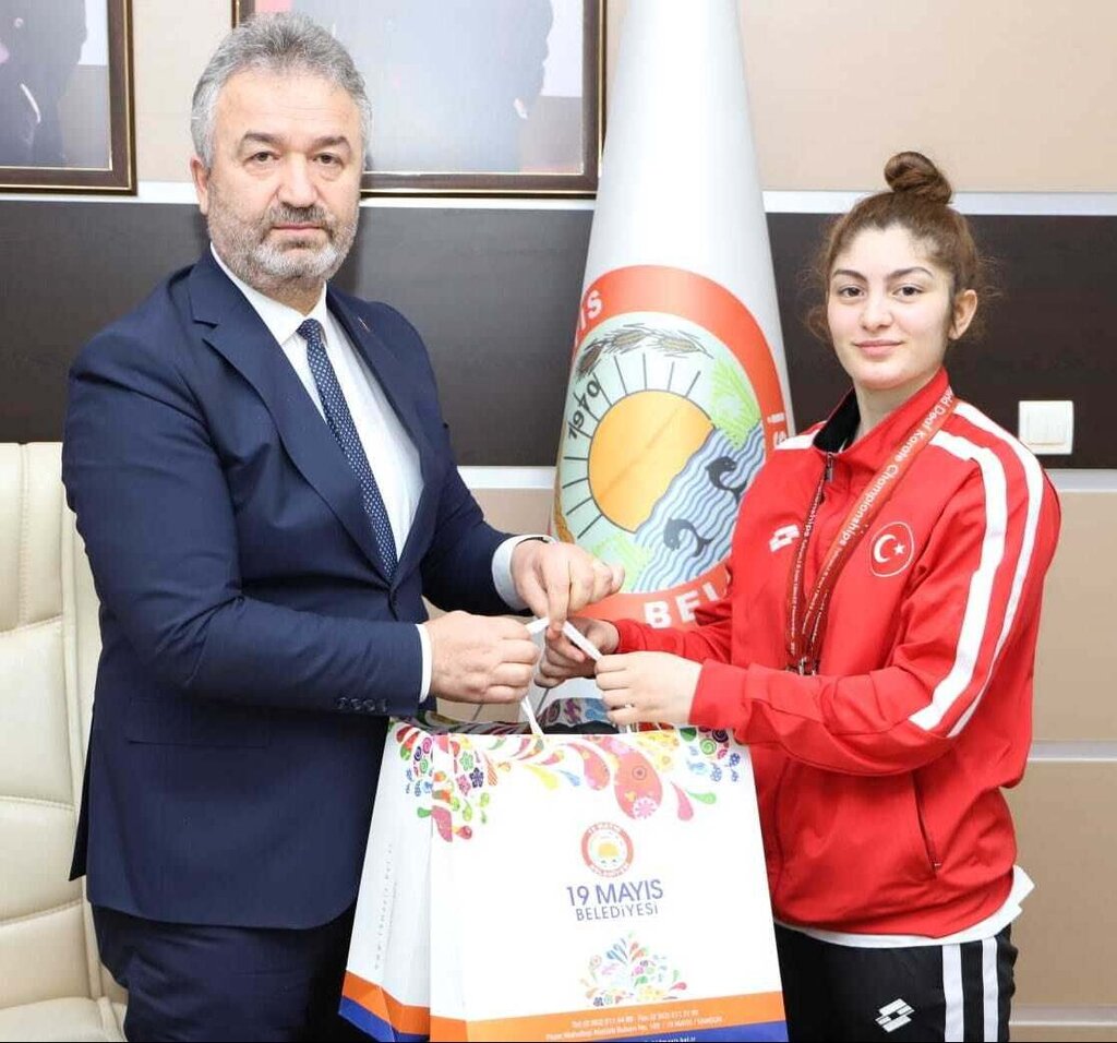 Başarılı Sporcuyu Tebrik Etti